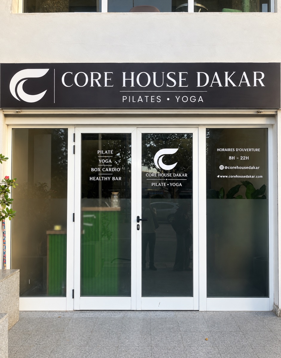 Entrée principale de Core House Dakar, façade et enseigne